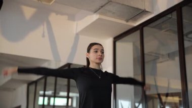 Bir kadın modern bir stüdyoda yenilikçi ve dinamik bir eğitim programı yürütüyor..