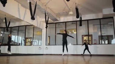 Stüdyoda çocuğun bireysel eğitimi zarafet ve çeviklik göstergesidir..