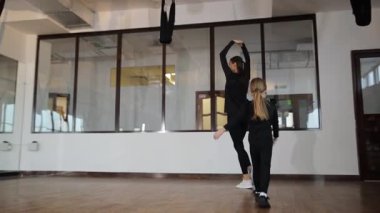 Hem yetişkinlerin hem de çocukların katıldığı dinamik fitness.