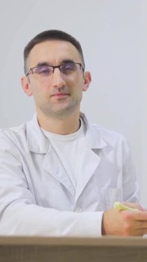Laboratuvar önlüğü ve gözlük takan kendini adamış bir sağlık uzmanı değerli bir konsültasyon sağlamak için tamamen hazır.