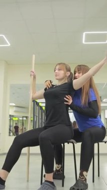 Spor salonundaki bir sakatlıktan sonra rehabilitasyon, spor doktoru iyileşme egzersizlerinde yardımcı olur..