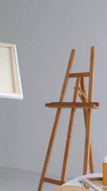 Parlak, minimalist bir stüdyoda duran ahşap sehpa yaratıcı ilham için mükemmel bir ortam yaratıyor.