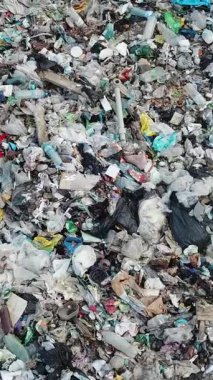 Karmaşık ve rahatsız edici bir plastik atık ve enkaz karışımı etkili atık yönetimine duyulan acil ihtiyacı simgeler.