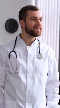 Gıcır gıcır beyaz önlük giymiş bir erkek doktor parlak, aydınlık bir klinikte profesyonelliğin özünü temsil eder..