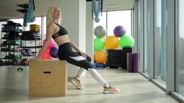 Sportif bir kadın modern bir spor salonunda gelişiyor, çeşitli fitness aktivitelerini kucaklıyor ve sağlığı destekliyor. Etkin yaşam biçimi.