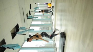 Parlak ve canlı bir stüdyoda tutkulu fitness tutkunlarını ön plana çıkaran canlı ve enerjik bir grup çalışması. Dikey video