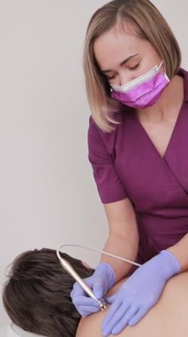 Sakinleştirici klinik ortamda, yetenekli bir terapistin sırt tedavisi uygulamasının dikey videosu..