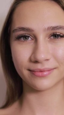  Doğal güzellik, cazibe ve zarafet saçan genç bir kadının portresi..