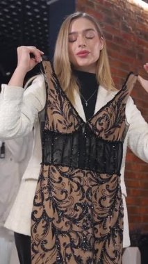 Zarif bir manken büyüleyici bir butikte çağdaş gelinlik sunar..