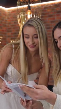 Düğün detaylarını planlamak ve organize etmek için büyük günün her yönünü tartışan iki kadın..