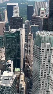 New York City gökdelenlerinin, Central Park 'ın ve Rockefeller Center' ın çarpıcı hava görüntüleri..