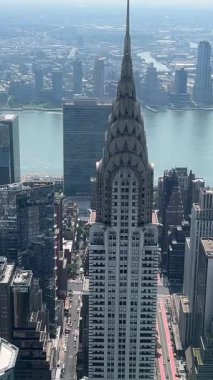 New York City 'nin yukarıdan çekilen dikey videosunda Chrysler ve Empire State Binaları gibi ikonik simgeler sergileniyor.
