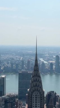 New York siluetinin dikey görüntüsü, ikonik simgeleri vurguluyor..