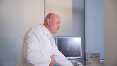 Modern bir klinikte çalışan bir tıp işçisinin portresi..