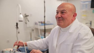 Yetenekli bir tıp uzmanı klinik ortamda bir prosedür uygular. Dikey video.