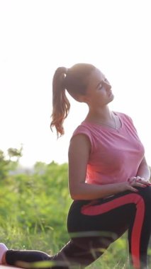 Sağlığı, refahı ve doğada rahatlığı teşvik eden barışçıl bir açık hava yoga seansının tadını çıkarıyorum.