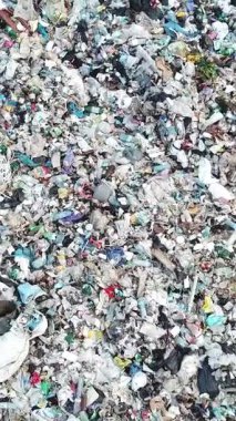 Bir çöp sahasına saçılmış geniş bir dizi plastik atık önemli çevresel zorlukları vurguluyor