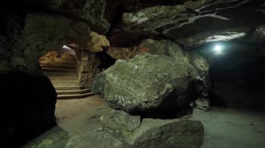 Antik mağara gizli güzellikleri ortaya çıkarır. Eşsiz kaya oluşumları ve yumuşak atmosferik aydınlatma büyüsü.
