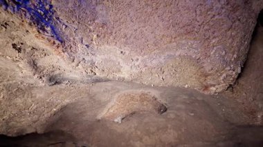 Büyüleyici antik mağara sanatını keşfedin. Bugün büyüleyici bir yeraltı mağarasında çok güzel aydınlatılıyor.