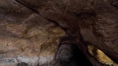 Eşsiz ve büyüleyici doğal kaya oluşumlarını sergileyen taş bir mağara..