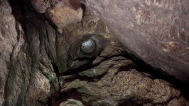 Eşsiz ve alışılmadık kaya kayalıkları olan karanlık ve gizemli bir mağaraya büyüleyici bir bakış..
