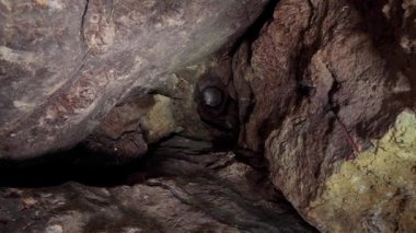 Mağaranın derinliklerinde kayaların entrika dolu oluşumlarının yakından görüntüsü eşsiz doğal güzelliklerini gözler önüne seriyor..
