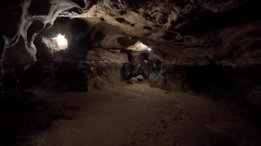 Çok güzel aydınlatılmış bir mağaranın nefes kesici manzarası. Karmaşık ve çarpıcı kaya yapılarını gözler önüne seriyor..