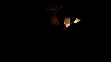 Karanlık mağara cesur kâşif siluetlerini aydınlatıyor. Yumuşak ışık ve derin gölgelerin birleştiği bir diyara yolculuk. İnsan varlığı ve doğal muammanın çarpıcı etkileşimini ortaya çıkarmak için..