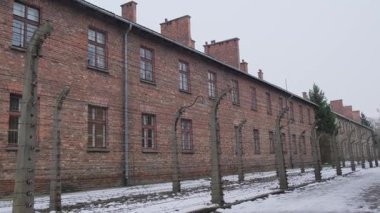 Kaygı verici dikenli tellerle çevrili Auschwitz toplama kampının soğuk kış manzarası.. 