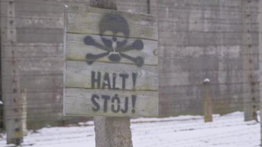 Auschwitz 'te kafatası sembolü olan yıpranmış bir dur işareti. Toplama kampının ölümcül çevresini gösteriyor..
