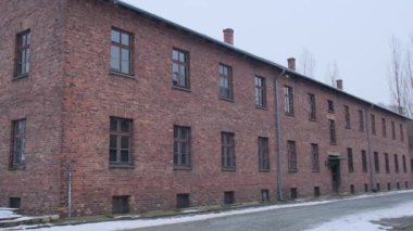 Auschwitz toplama kamplarının tarihi manzarası kırmızı tuğla barakalar, Yahudi soykırımını ve sayısız kurbanın çektiği acıları hatırlatan rahatsız edici bir hatıra..
