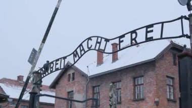 Auschwitz toplama kamplarının giriş kapısında 