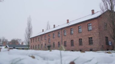 Auschwitz toplama kampı kışlası karla kaplıydı. Soykırım tarihini ve acı çeken mahkûmları hatırlatıyordu..