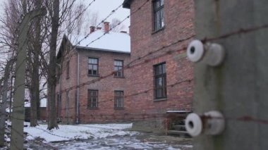 Auschwitz toplama kampı - dikenli teller ve kışlalar.