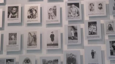 Soykırım kurbanlarının Auschwitz Müzesi 'nde sergilenen ve ölenlerin anılarını koruyan bir koleksiyon. Polonya, Auschwitz, Eylül 2024.