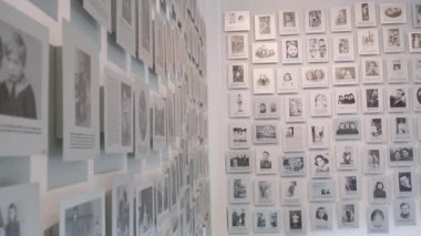 Auschwitz 'teki bir anıt duvarda siyah-beyaz tutuklu fotoğrafları sergileniyor, Polonya, Auschwitz, Eylül 2024' te yapılan soykırımın kurbanları onurlandırılıyor..
