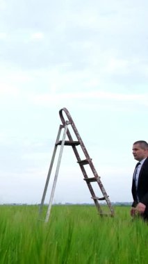 Dikey video, kariyer basamaklarını tırmanan iş adamı. İş hayatında büyüme kavramı.