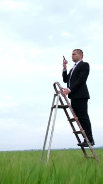 İş adamı kariyer basamaklarını tırmanıyor. İş hayatında büyüme kavramı. Dikey video.