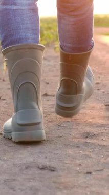 Muhteşem bir altın gün batımında tozlu bir yolda dinlenen bir çift botu mükemmel bir şekilde yakalıyorum.