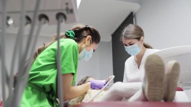 Çocukların diş sağlığı prosedürü modern kliniklerde uygulanır..