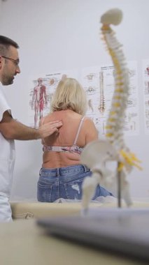 Profesyonel bir sağlık kliniğinde kayropraktik seansı.