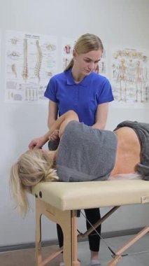 Profesyonel masaj terapisi seansı özellikle derin rahatlama ve genel sağlık faydalarına odaklanır..