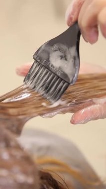 Saçın, uygulama fırçası tekniğini kullanarak güzel ve ustaca renklendirildiği yakın plan görüntüsü..