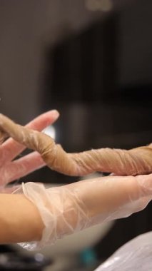 Güzellik salonundaki profesyonel saç bakımı istisnai bakım ve uzmanlığı vurgular..