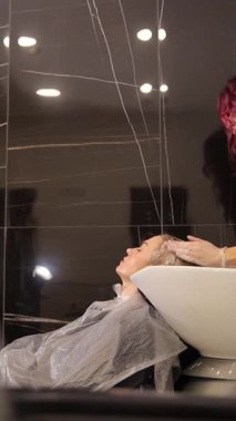 Kuaförde saç yıkama işlemi nitelikli ve profesyonel bir stilistin katılımıyla yapılır..