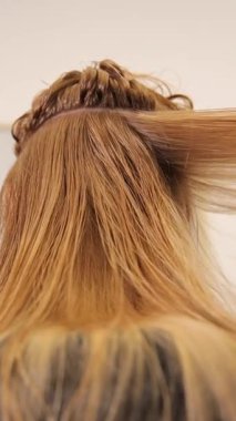 Saç şekillendirme işlemi. Uzun, lüks sarı saçlar. Çarpıcı bir görünüş için..