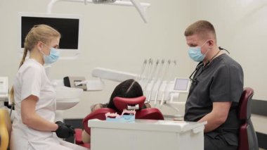 Diş hekimleri modern ve sağlıklı bir klinik ortamında hastalara yardım etmek için buradalar.