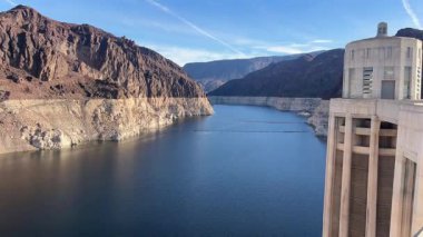 Hoover Barajı 'nın, Colorado Nehri' nin ve görkemli dağların göz kamaştırıcı manzarası..