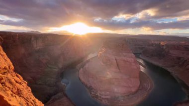 Arizona 'daki Horseshoe Bend' in ikonik kıvrımlarını aydınlatan büyüleyici günbatımının nefes kesici manzarasını deneyimleyin.