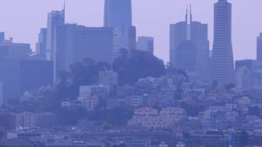 San Fransisko 'nun sisli, simgesel mimari ve sakin tepelerle örtülü görkemli manzarası..